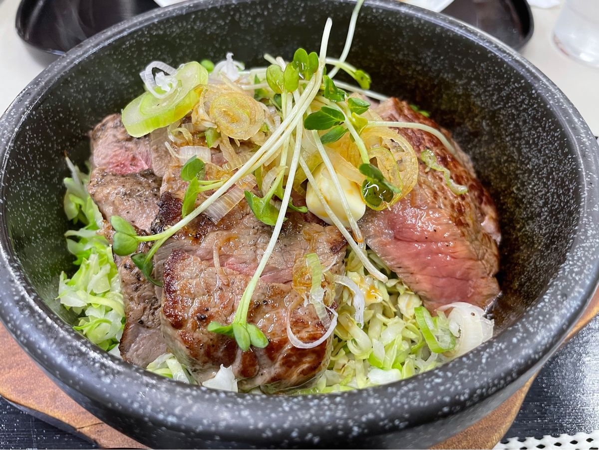 輪島の朝市。朝市通りには地元の海産物などを売る露店が並んでました。能登牛の...