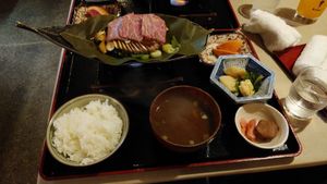 飛騨牛の朴葉味噌定食。
これがめちゃくちゃうまい！！