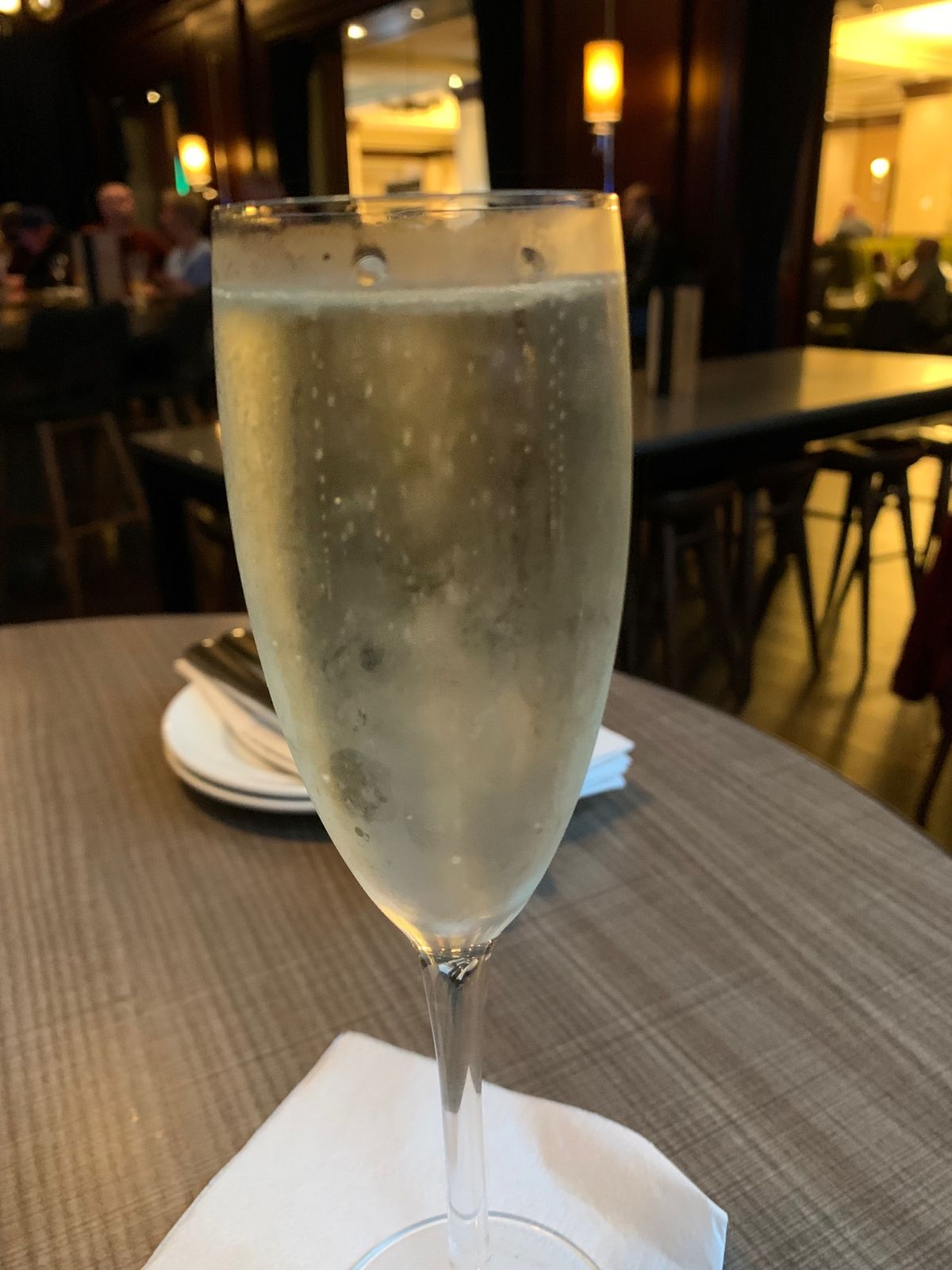 外は土砂降りのNY。
なので、この日はHotelの BARで。
プロセッコ...