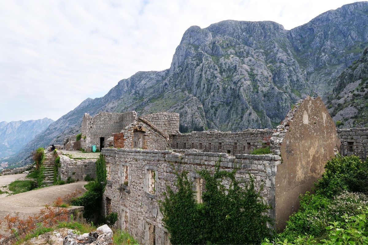 コトルの高台へ