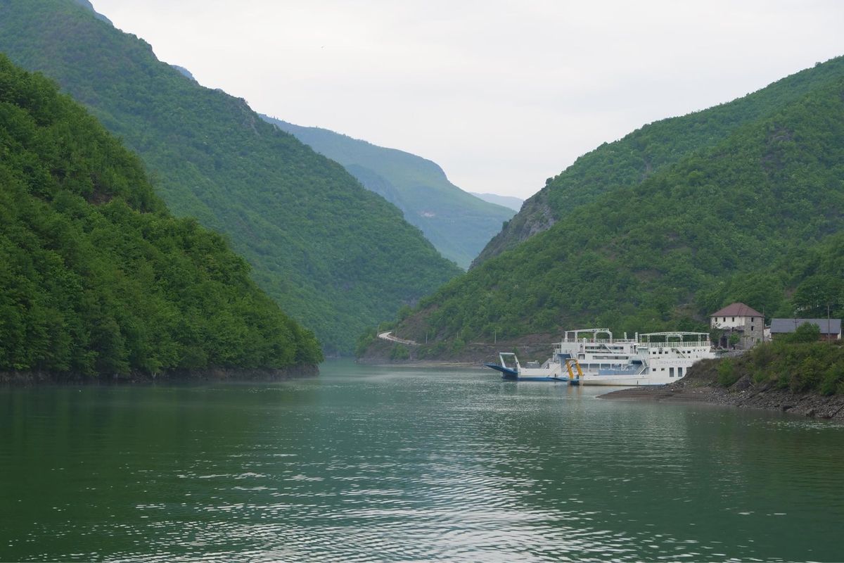 雨の中 フェリーで移動
1時間ほど