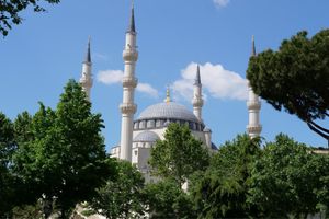 ティラナにある教会とモスク