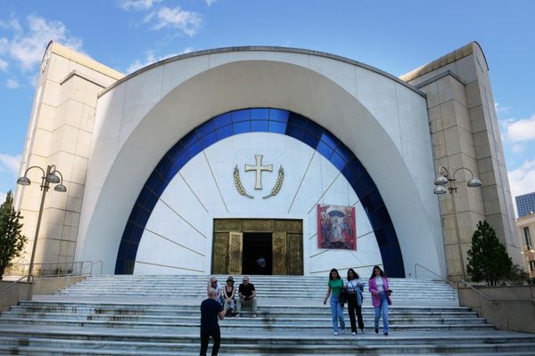 マケドニア共和国・Ohrid「バルカン半島旅行」の写真：ティラナにある教会とモスク