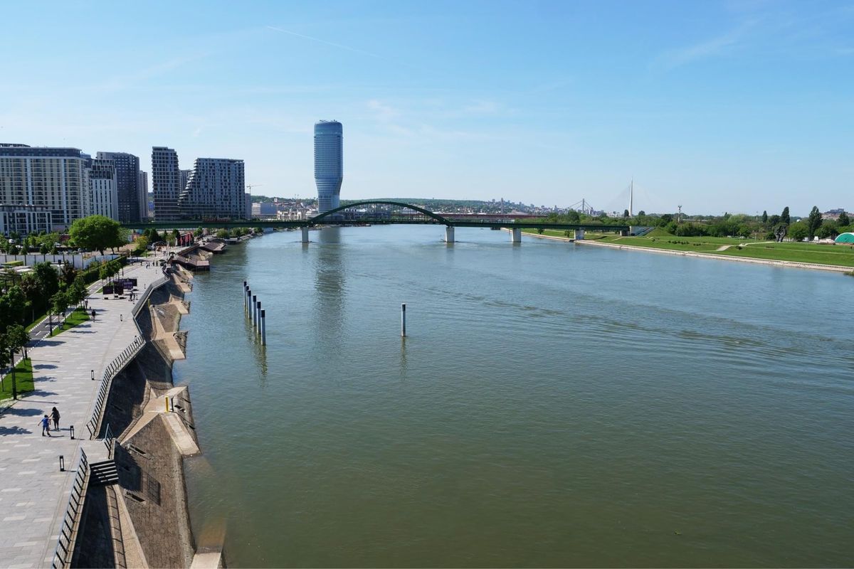 川のほとりがいい感じです