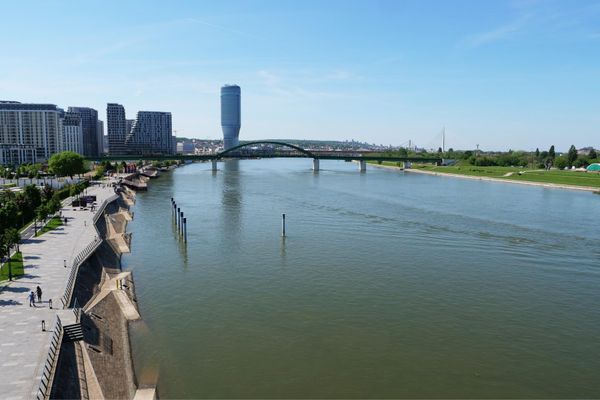 マケドニア共和国・Ohrid「バルカン半島旅行」の写真：川のほとりがいい感じです