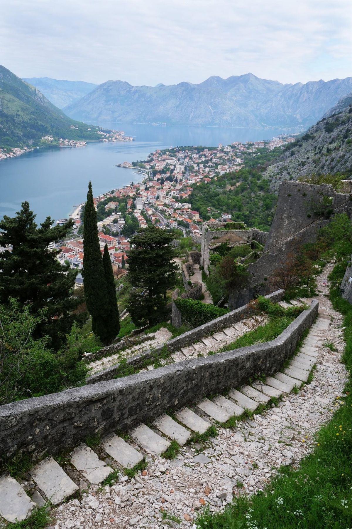 コトルの高台へ