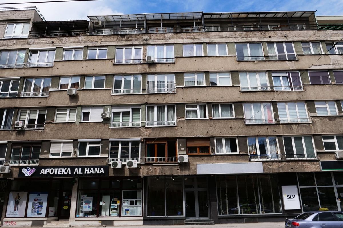 随所に残る砲撃の跡