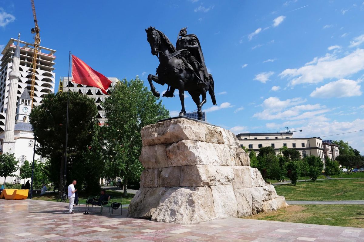 首都ティラナの広場