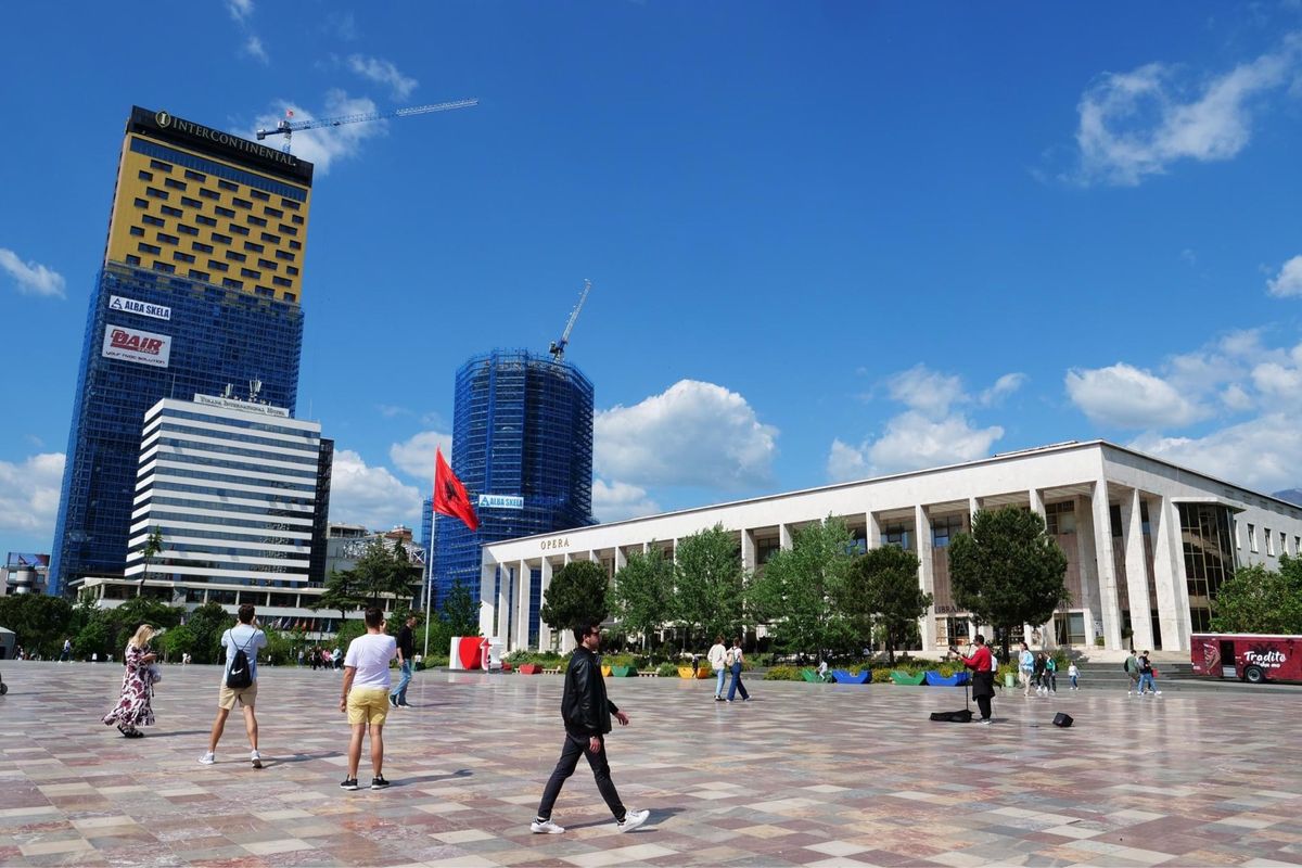 首都ティラナの広場