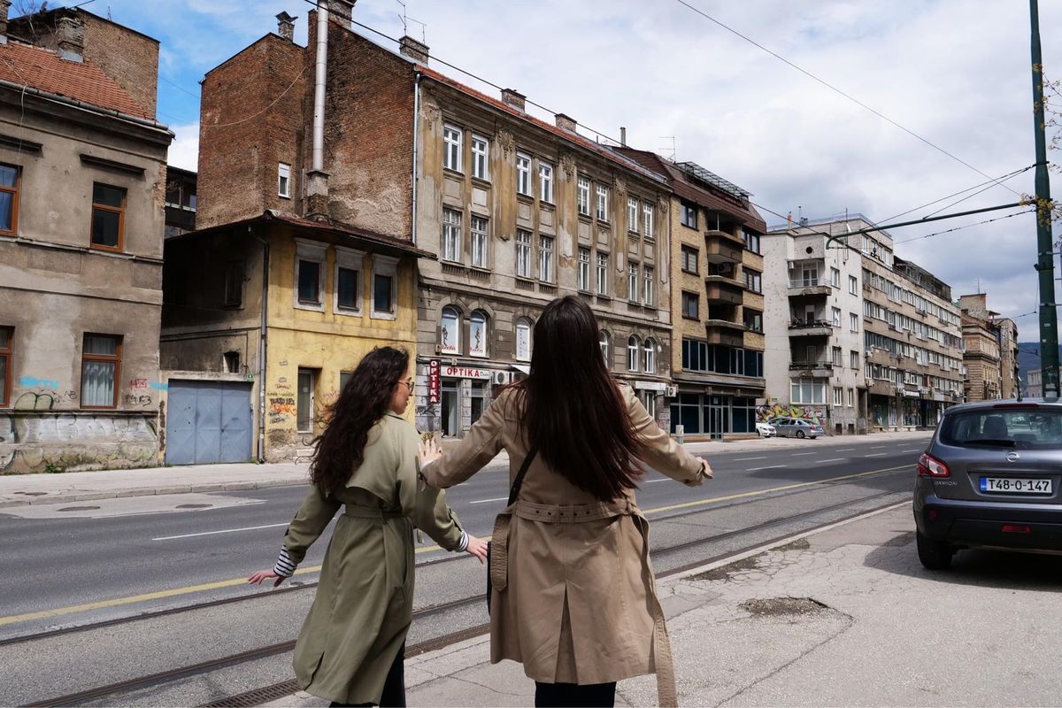 随所に残る砲撃の跡