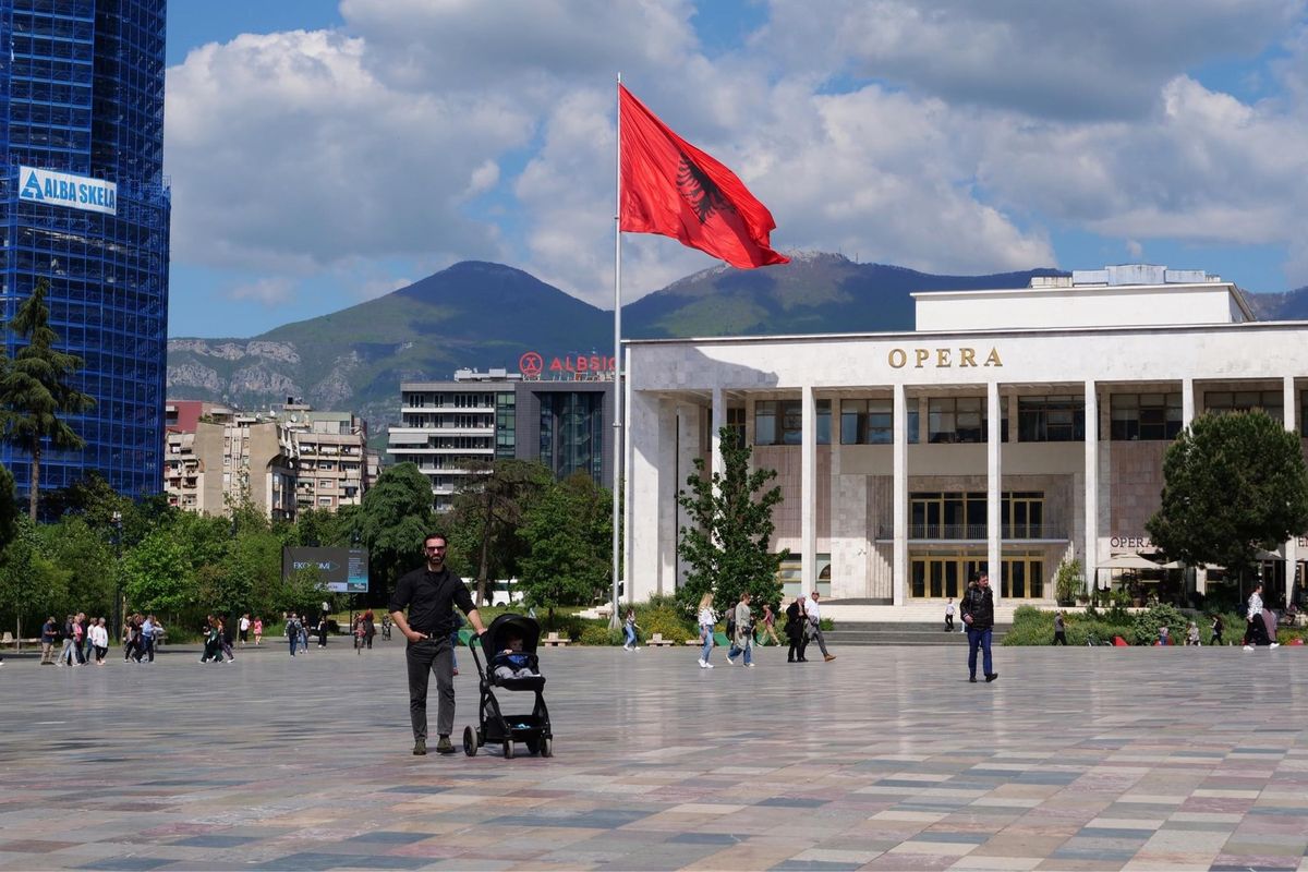 首都ティラナの広場
