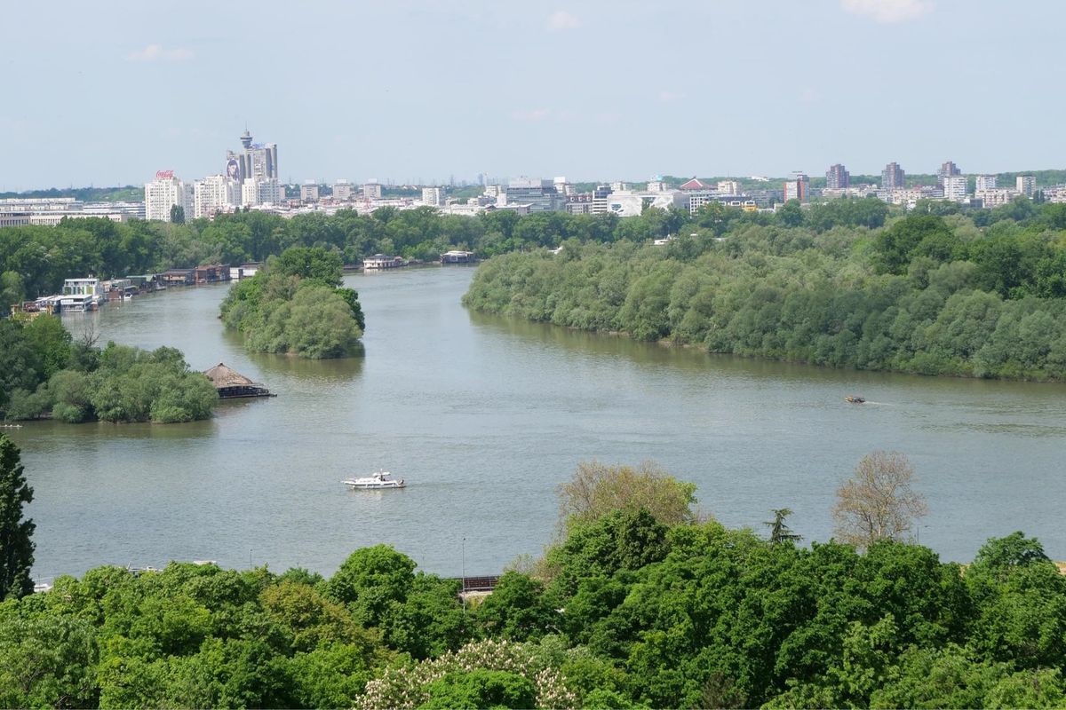 川のほとりがいい感じです