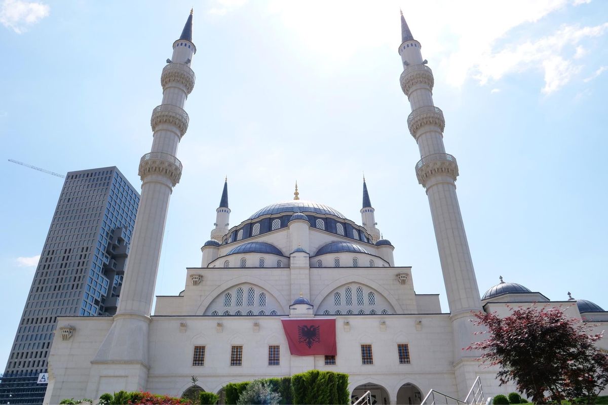 ティラナにある教会とモスク