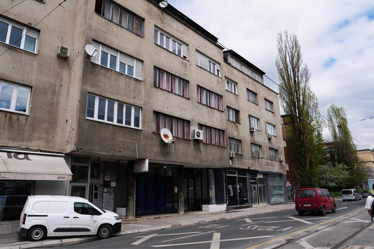 随所に残る砲撃の跡