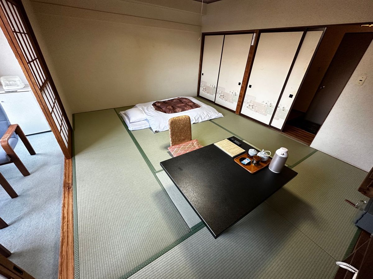 精進湖の他手合浜の目の前にある山田屋ホテルへ
ここはどの部屋からも富士山が...