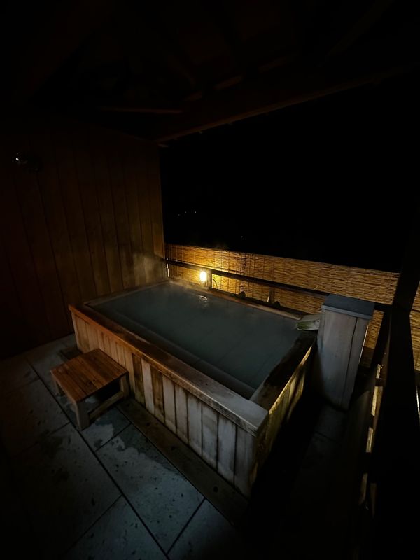 日本・山梨県「ふもとっぱらキャンプand精進湖」の写真：山田屋ホテルには貸切露天風呂があり富士山...