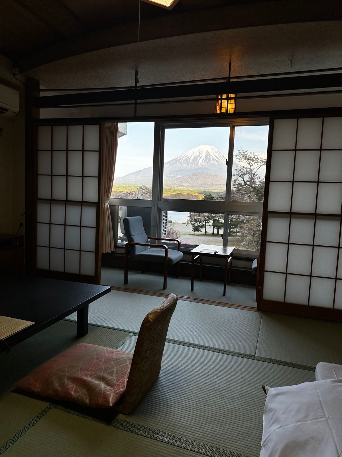 精進湖の他手合浜の目の前にある山田屋ホテルへ
ここはどの部屋からも富士山が...