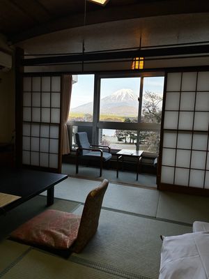 精進湖の他手合浜の目の前にある山田屋ホテルへ
ここはどの部屋からも富士山が...