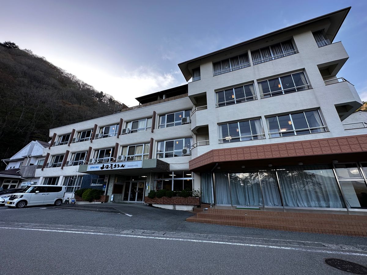 精進湖の他手合浜の目の前にある山田屋ホテルへ
ここはどの部屋からも富士山が...