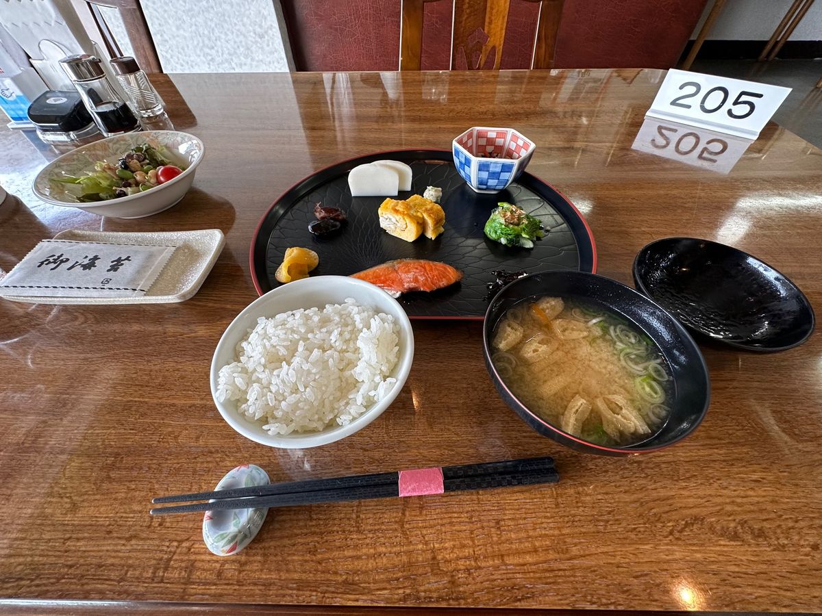 ３時くらいまで撮影して一眠りし、山田屋ホテルの朝ごはん

