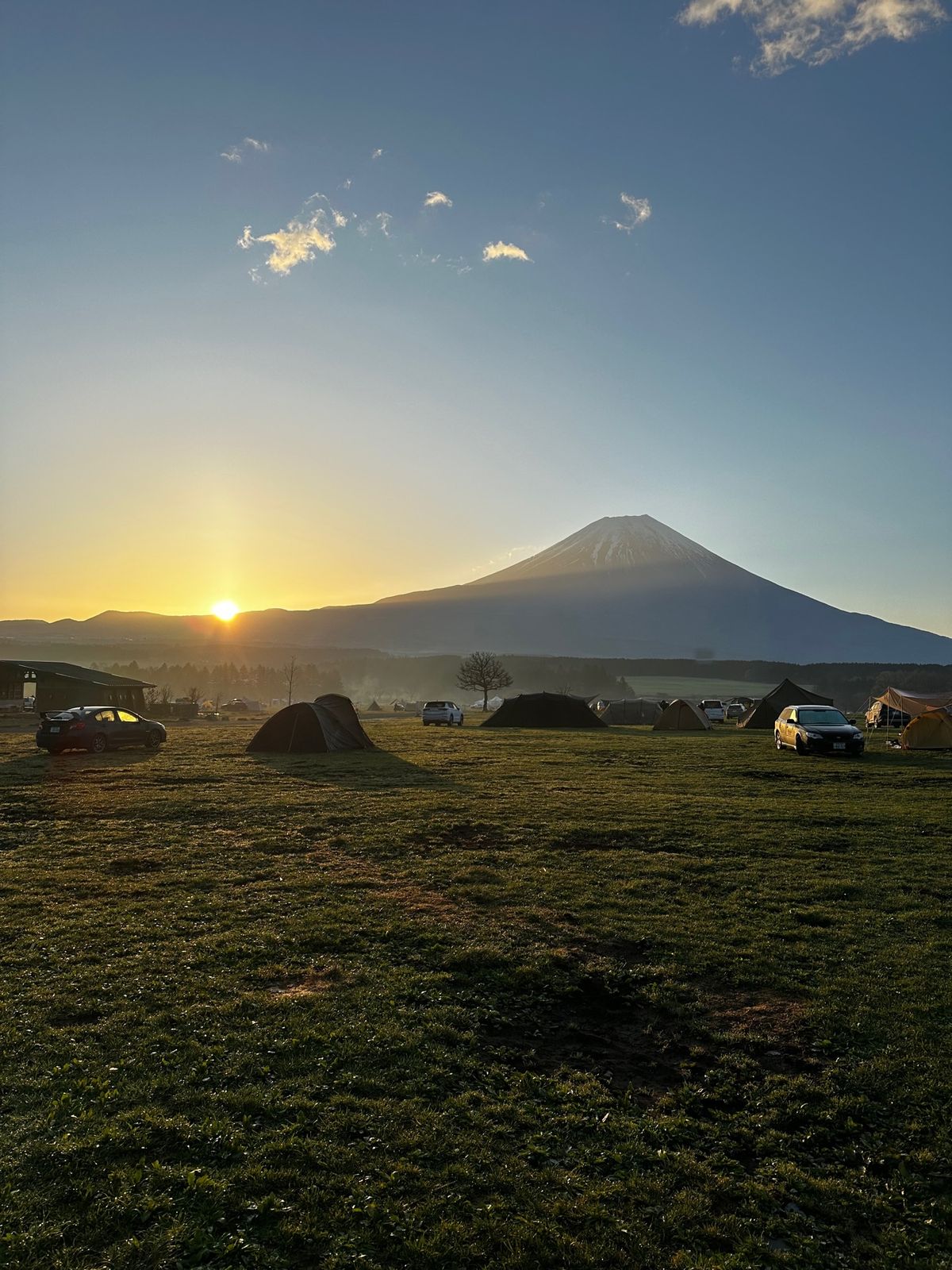 ちょっと飲み過ぎて小雨の降る中眠りにつく。気づくと朝の5時。少し二日酔いの...