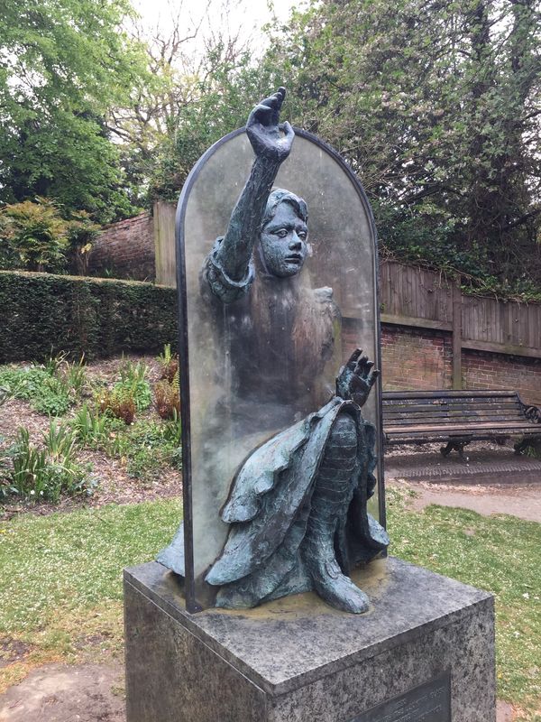 イギリス(英国)・ロンドン「春のイギリス(息子1才4ヶ月)」の写真：ルイスキャロルが住んでいた街ギルフォード