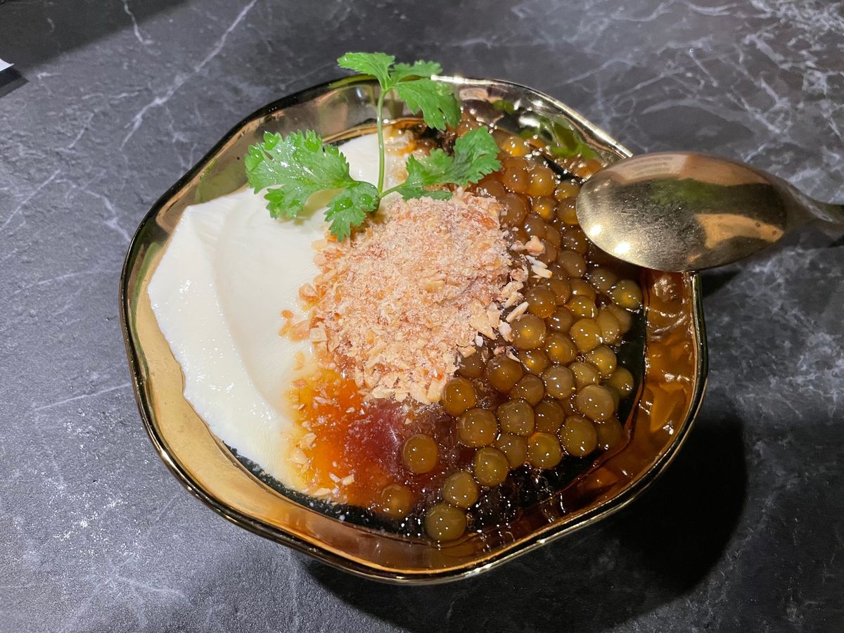 4/30
永康街で天津蔥抓餅と白水豆花
ハワードホテルのパイナップルケーキ...