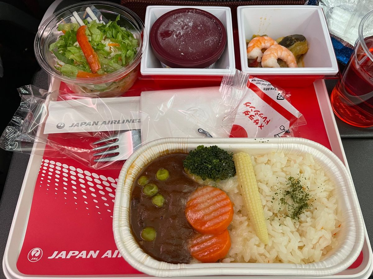 3年半ぶりの国際線ラウンジと機内食を楽しみながら台北到着