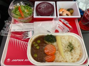 3年半ぶりの国際線ラウンジと機内食を楽しみながら台北到着