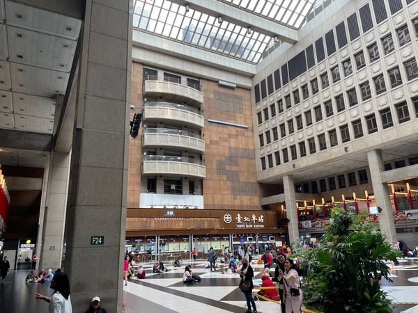 台湾・台北「台湾旅行(3年ぶり海外)」の写真：4/30
高鐵に乗って便當を食べながら桃...