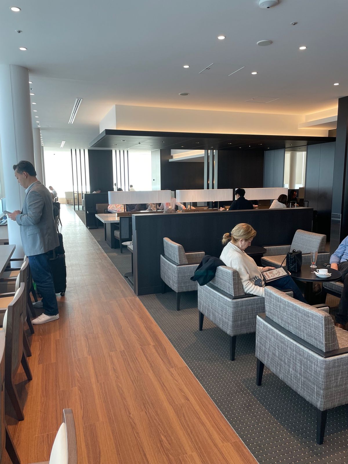 3年半ぶりの国際線ラウンジと機内食を楽しみながら台北到着