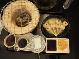 七輪で焼いて食べるおだんご🍡

熱々だから、団子が柔らか〜
かつ、七輪で焼...