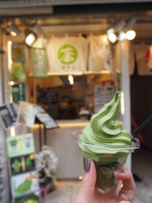 浅草食べ歩き

○のび〜るチーズメンチカツ
くろげ　浅草雷門店
めちゃめち...