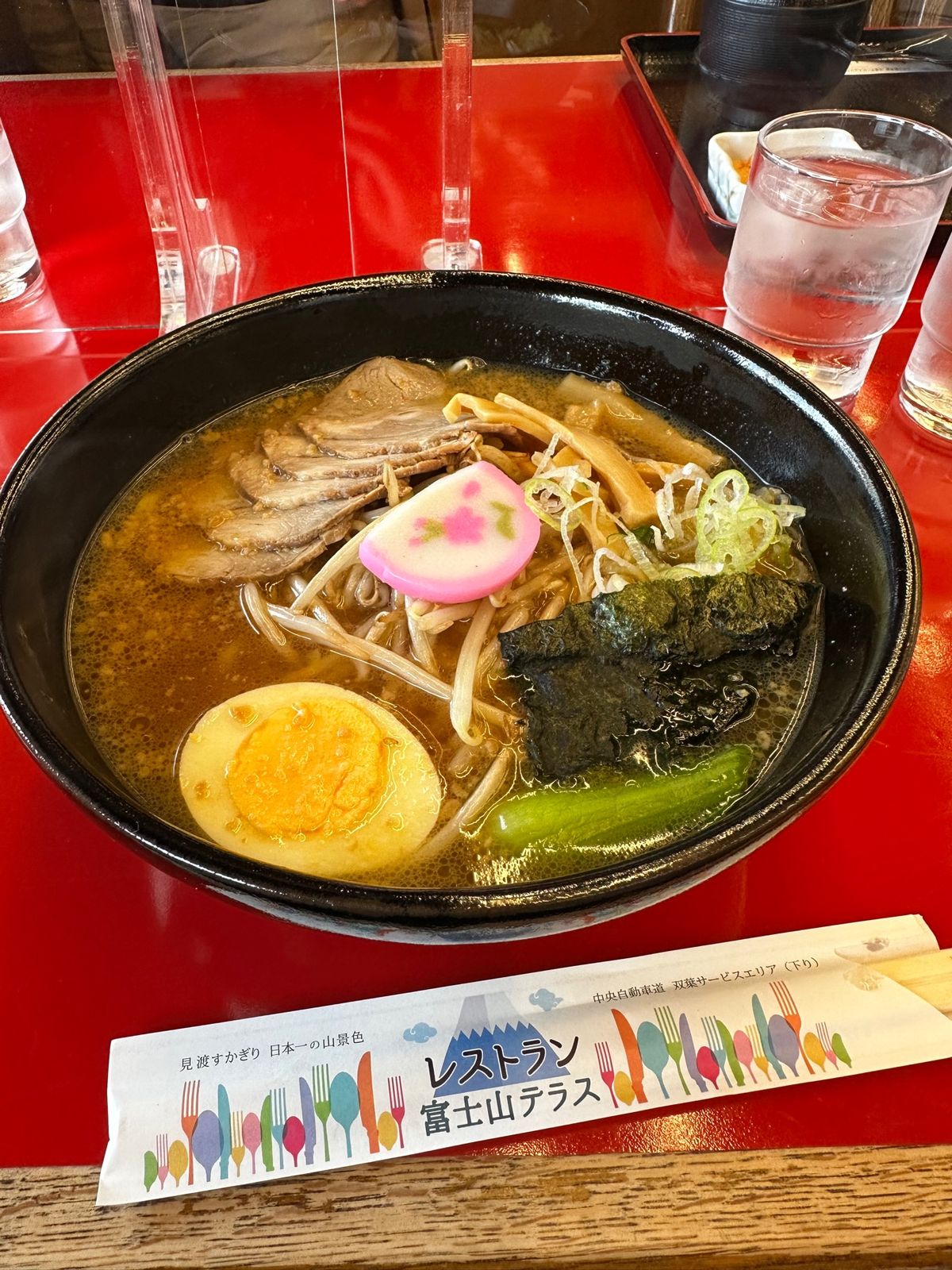 双葉サービスエリア

レストランで食べてしまったんだけど、お土産屋の奥にあ...