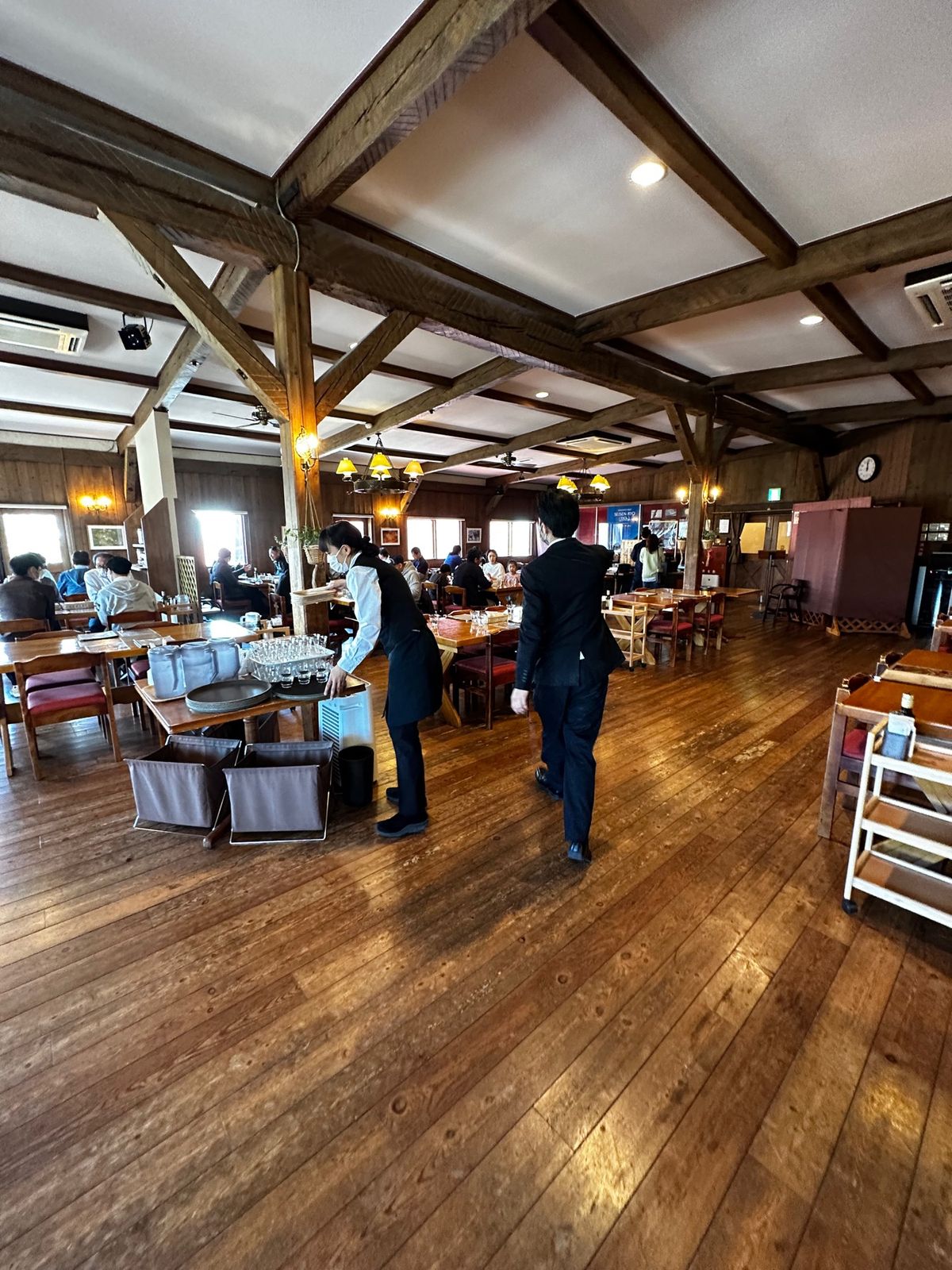 リゾナーレ八ヶ岳から車で20分くらい山を登るとある「清泉寮」のレストランへ...