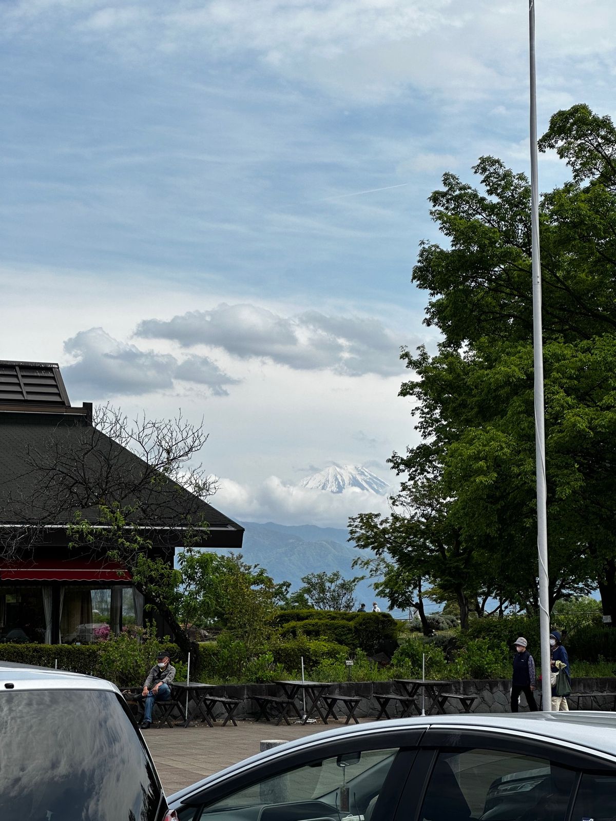 双葉サービスエリア

レストランで食べてしまったんだけど、お土産屋の奥にあ...