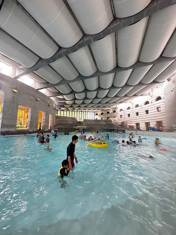 日本・山梨県「リゾナーレ八ヶ岳」の写真：リゾナーレ八ヶ岳の巨大な波の出るプール
...