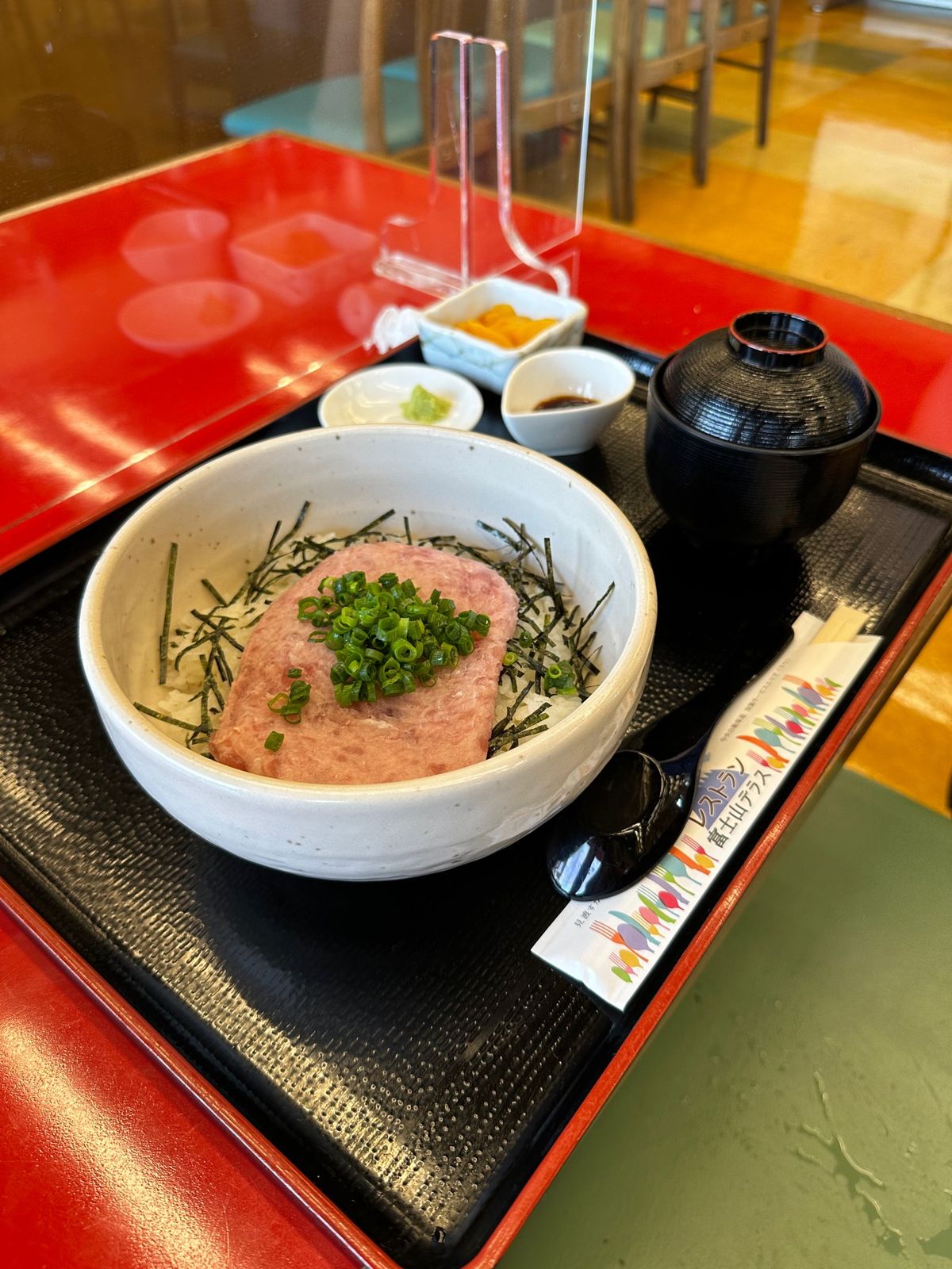 双葉サービスエリア

レストランで食べてしまったんだけど、お土産屋の奥にあ...