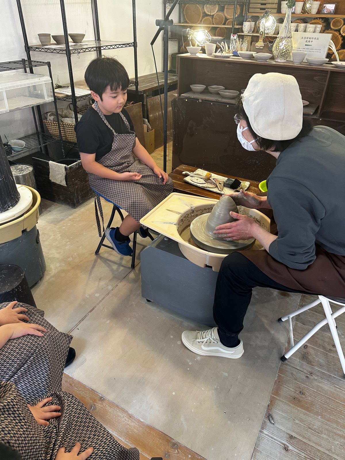 なぜか轆轤を回したいと言い出す。ちなみに僕もやったけど想像以上に楽しかった...