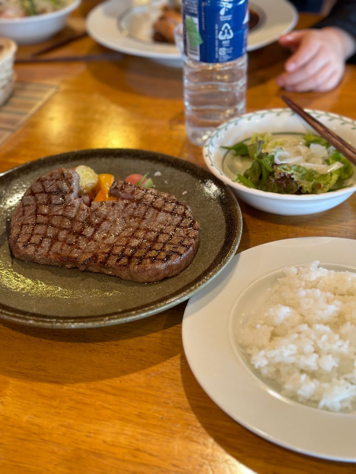 リゾナーレ八ヶ岳から車で20分くらい山を登るとある「清泉寮」のレストランへ...