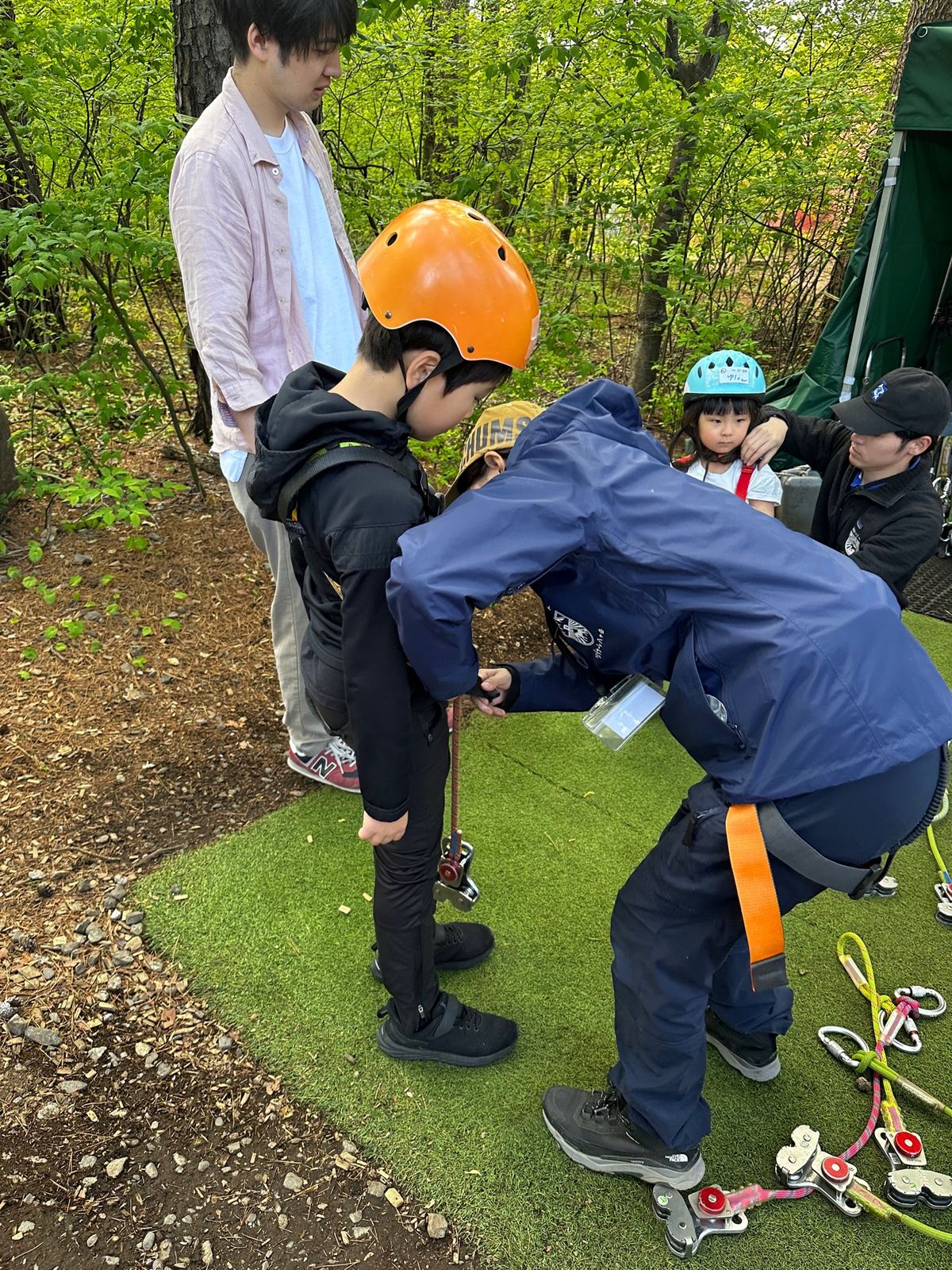 空中散歩というアクティビティ。木の上を恐る恐る歩く。時々動けなくなる子供も...