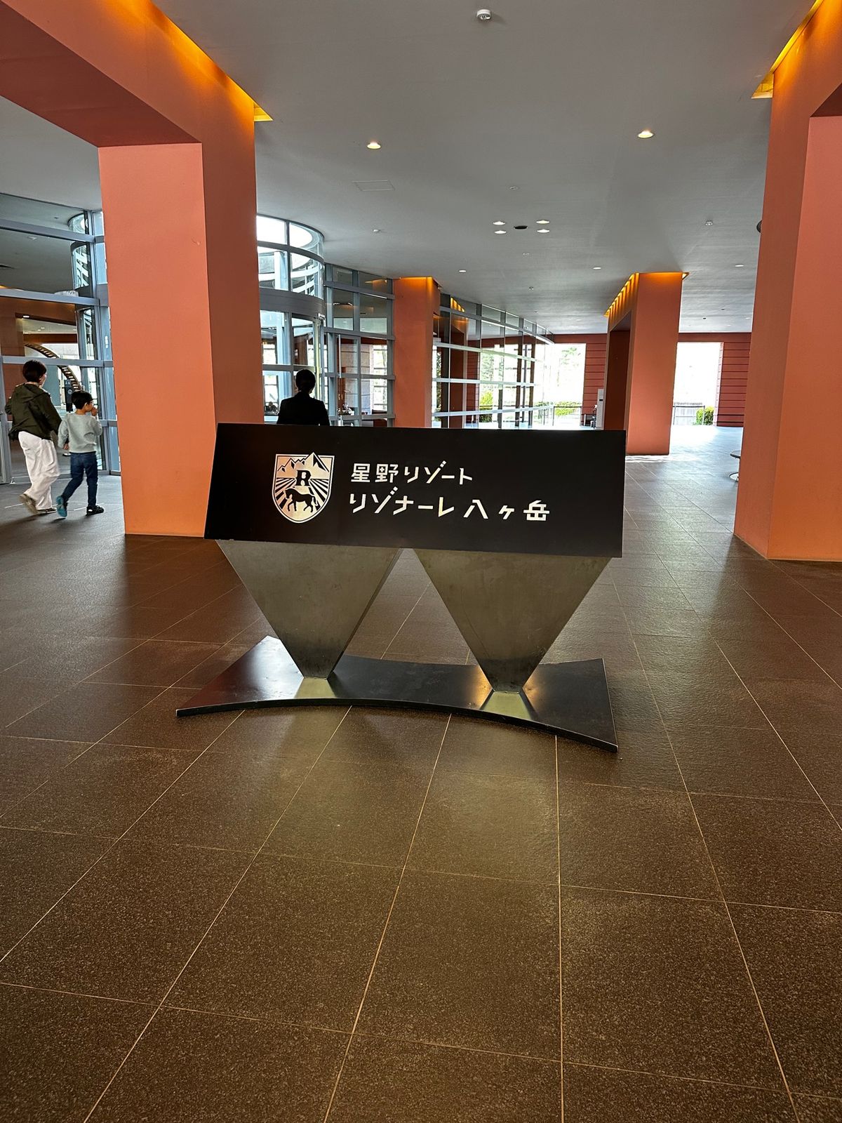 リゾナーレ八ヶ岳に到着！

部屋はホテル棟のデラックスという部屋。前はレジ...