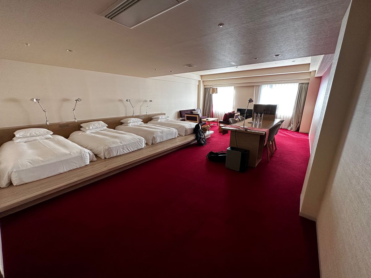 リゾナーレ八ヶ岳に到着！

部屋はホテル棟のデラックスという部屋。前はレジ...