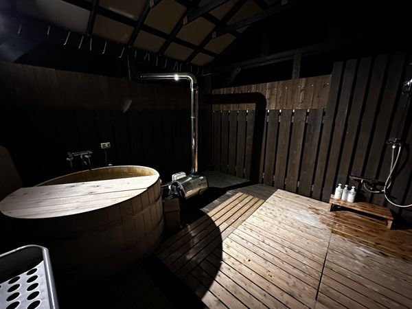 日本・山梨県「マウントフジキャンプリゾート」の写真:グランピングCにはお風呂がついてまーす!
