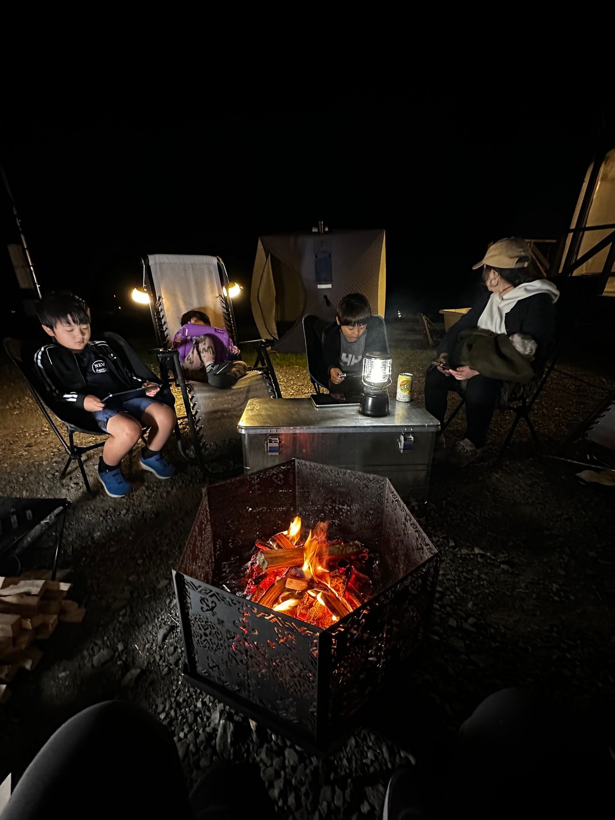 焚き火台は二台。

一つは藤原組の「はじまり」。ちょっと重いのだけど大きく...