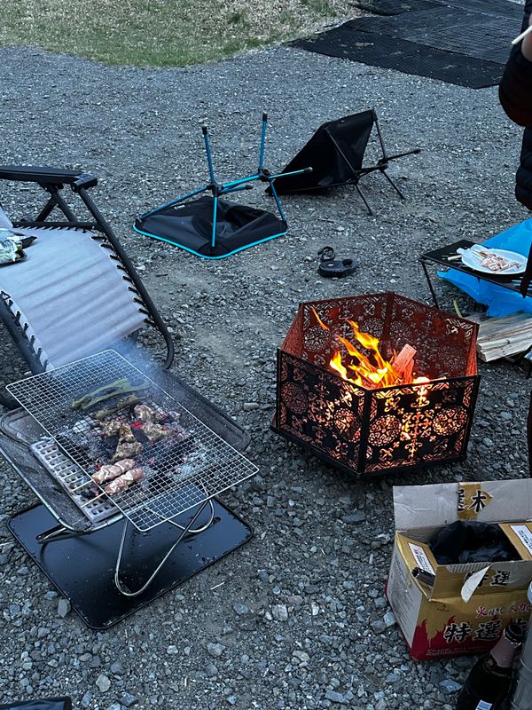 日本・山梨県「マウントフジキャンプリゾート」の写真:焚き火台は二台。
一つは藤原組の「はじ...