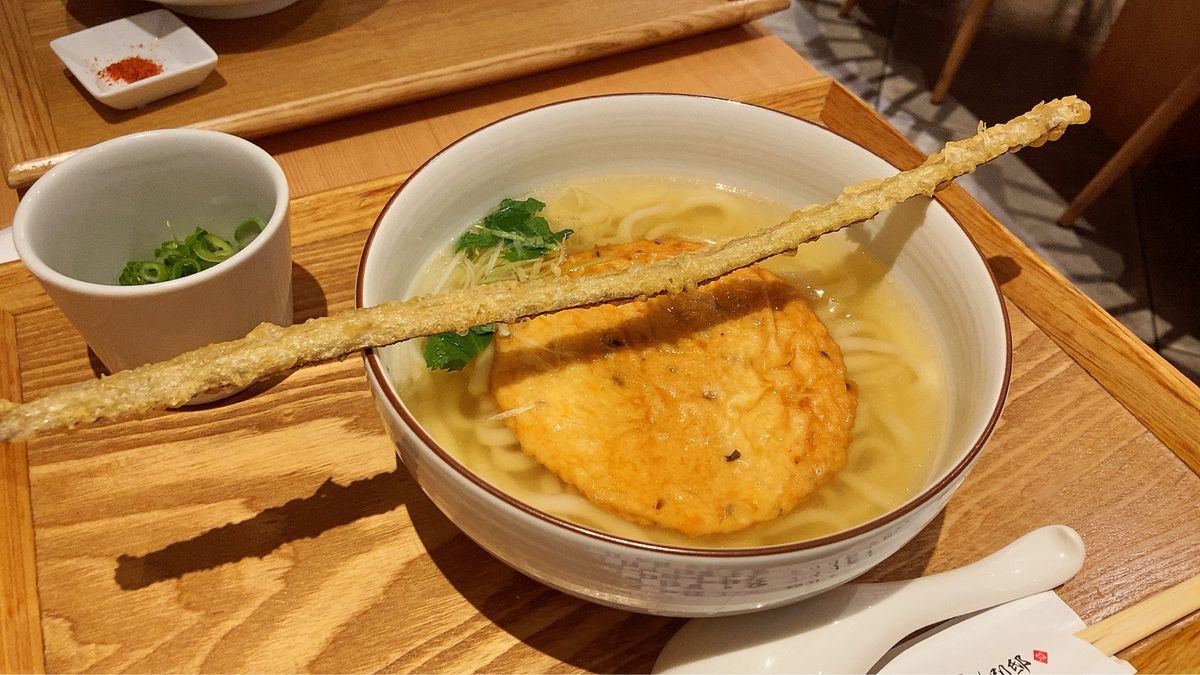 福岡では美味しい回転寿司とうどん屋さんに行きました。寿司は活サバ、生穴子が...