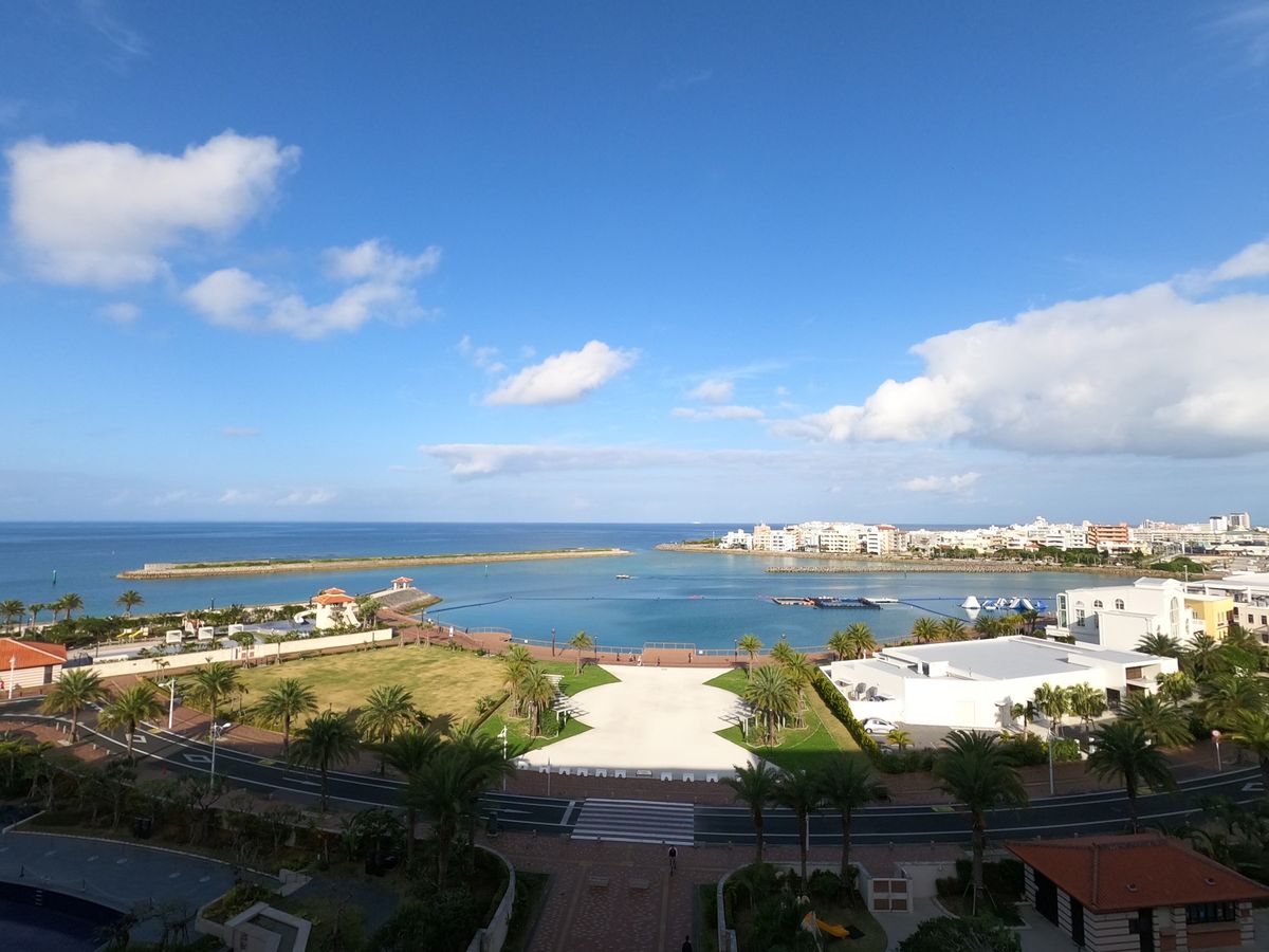 移動はこの飛行機でした。かわいい。
本島のホテルからの景色も最高。