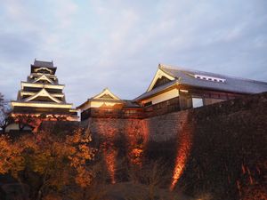 熊本城🏯

ちょうどあかり祭り開催中で、夜に城内まわれた！