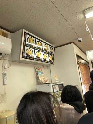 天ぷら　ひらお

その場で揚げてて出来立てで美味しい✨

店員さんの機敏な...